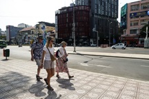 Người dân lo ngại khi lắp mái che trên vỉa hè đường trung tâm TPHCM