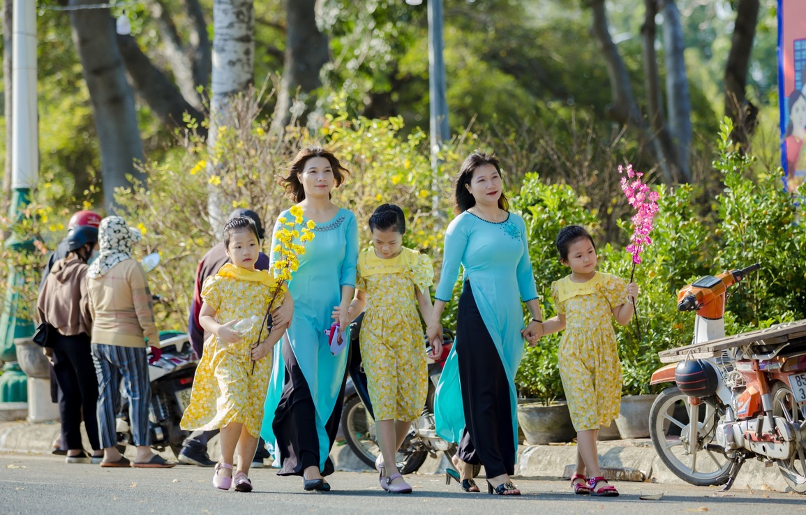 Ninh Thuận: Người dân dạo chợ ngắm hoa là chính, ít người mua - 5 Ninh Thuận: Người dân dạo chợ ngắm hoa là chính, ít người mua - 5