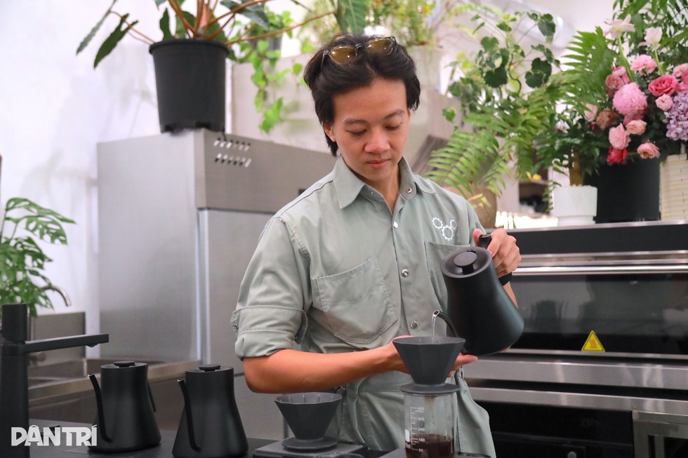 Quán “cà phê nhà giàu” trong ngõ ở Hà Nội, bán 750.000 đồng/ly - 2