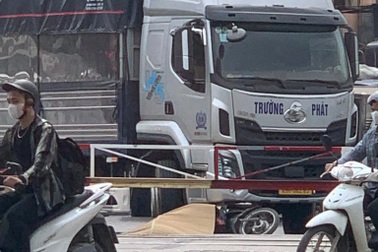 Hà Nội: Va chạm ô tô tải và xe máy, cô gái 23 tuổi tử vong