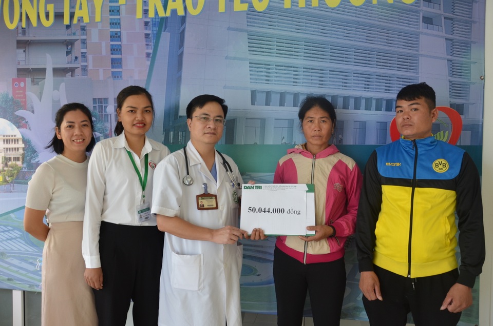 Hơn 65 triệu đồng của bạn đọc đến với người vợ xin nhà hảo tâm cứu chồng - 1 Hơn 65 triệu đồng của bạn đọc đến với người vợ xin nhà hảo tâm cứu chồng - 1