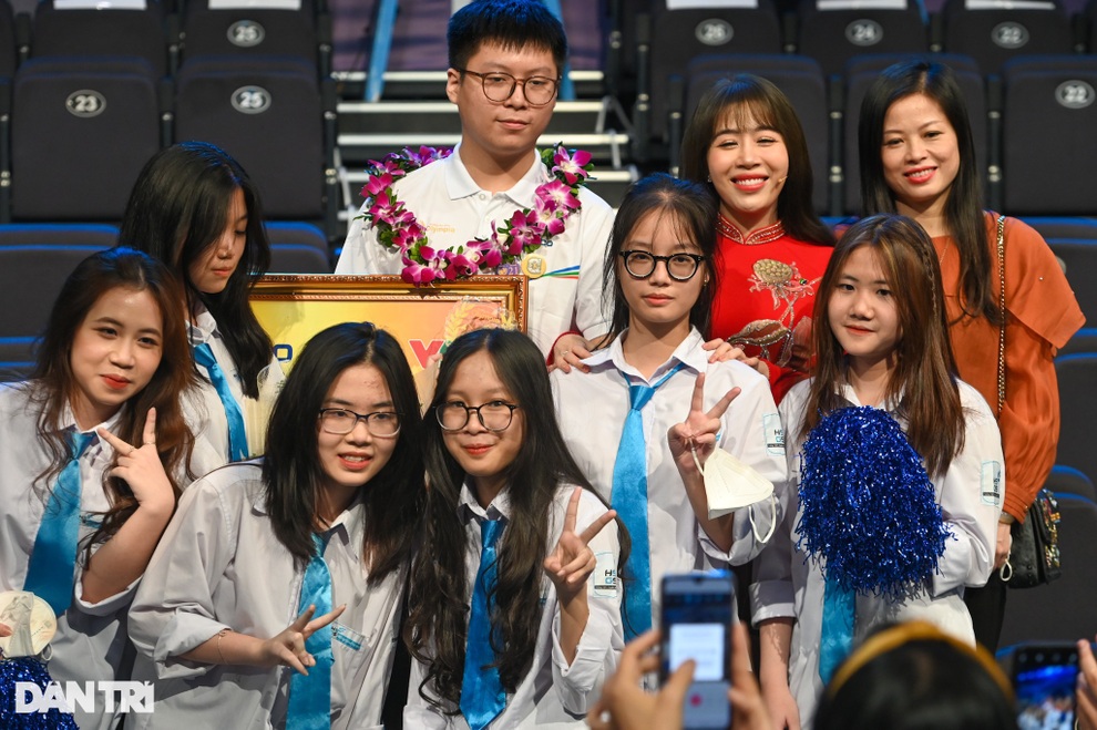 MC Diệp Chi đẹp rạng rỡ trong lần cuối dẫn Đường lên đỉnh Olympia - 9 MC Diệp Chi đẹp rạng rỡ trong lần cuối dẫn Đường lên đỉnh Olympia - 9