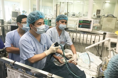 Hà Nội: Bé trai 2 tuổi suýt mất mạng vì sặc hạt điều