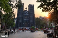 Hình ảnh Nhà thờ Lớn Hà Nội với lớp sơn màu ghi xám lạ mắt