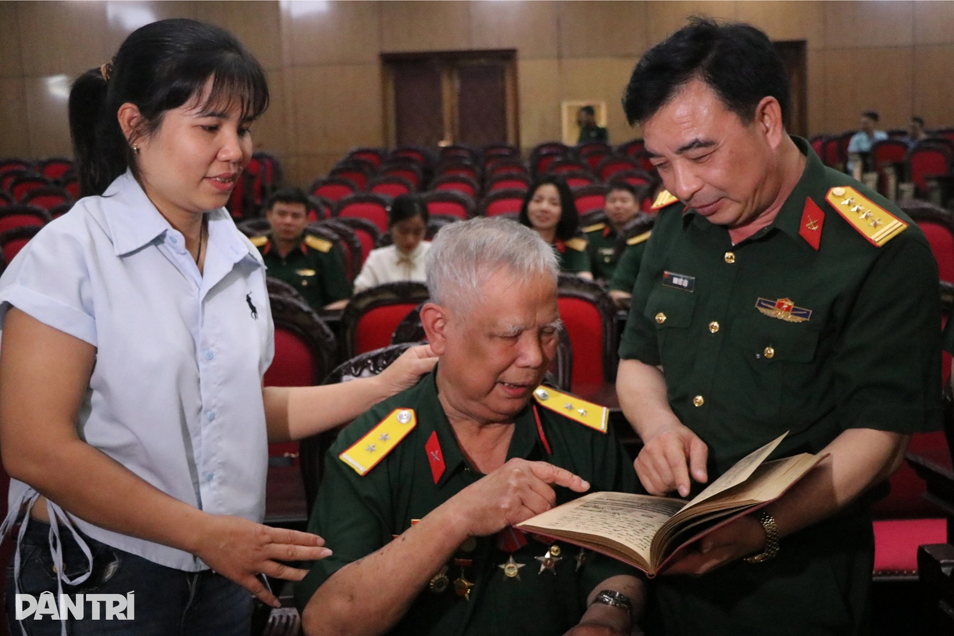 Kỷ vật lưu lạc nửa vòng trái đất trở về với người lính sau 55 năm - 2 Kỷ vật lưu lạc nửa vòng trái đất trở về với người lính sau 55 năm - 2