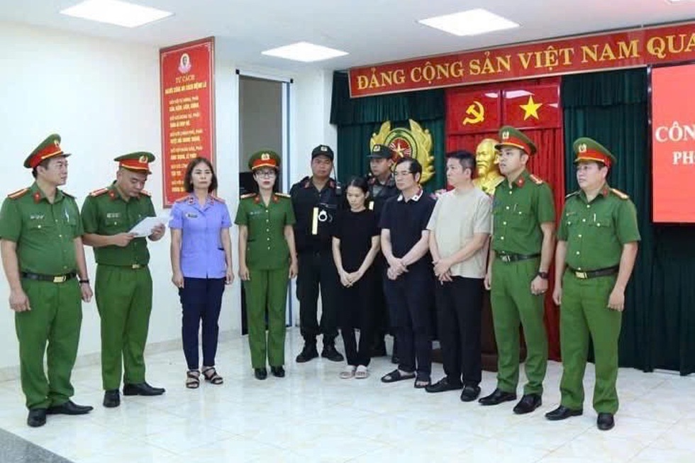 Từ lô mỹ phẩm giả bị tiêu hủy đến ngày vướng lao lý của chồng Đoàn Di Băng - 4 Từ lô mỹ phẩm giả bị tiêu hủy đến ngày vướng lao lý của chồng Đoàn Di Băng - 4