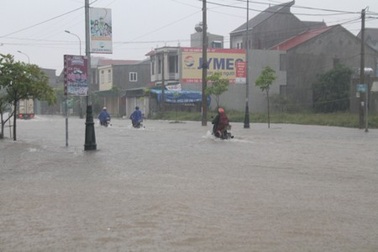 Mưa lớn, đường ngập nặng, thủy điện Hố Hô xả lũ khẩn cấp