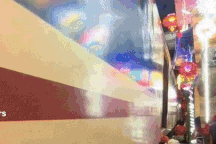 Khách Tây hú vía khi đoàn tàu hất văng bàn ghế ở phố đường tàu Hà Nội