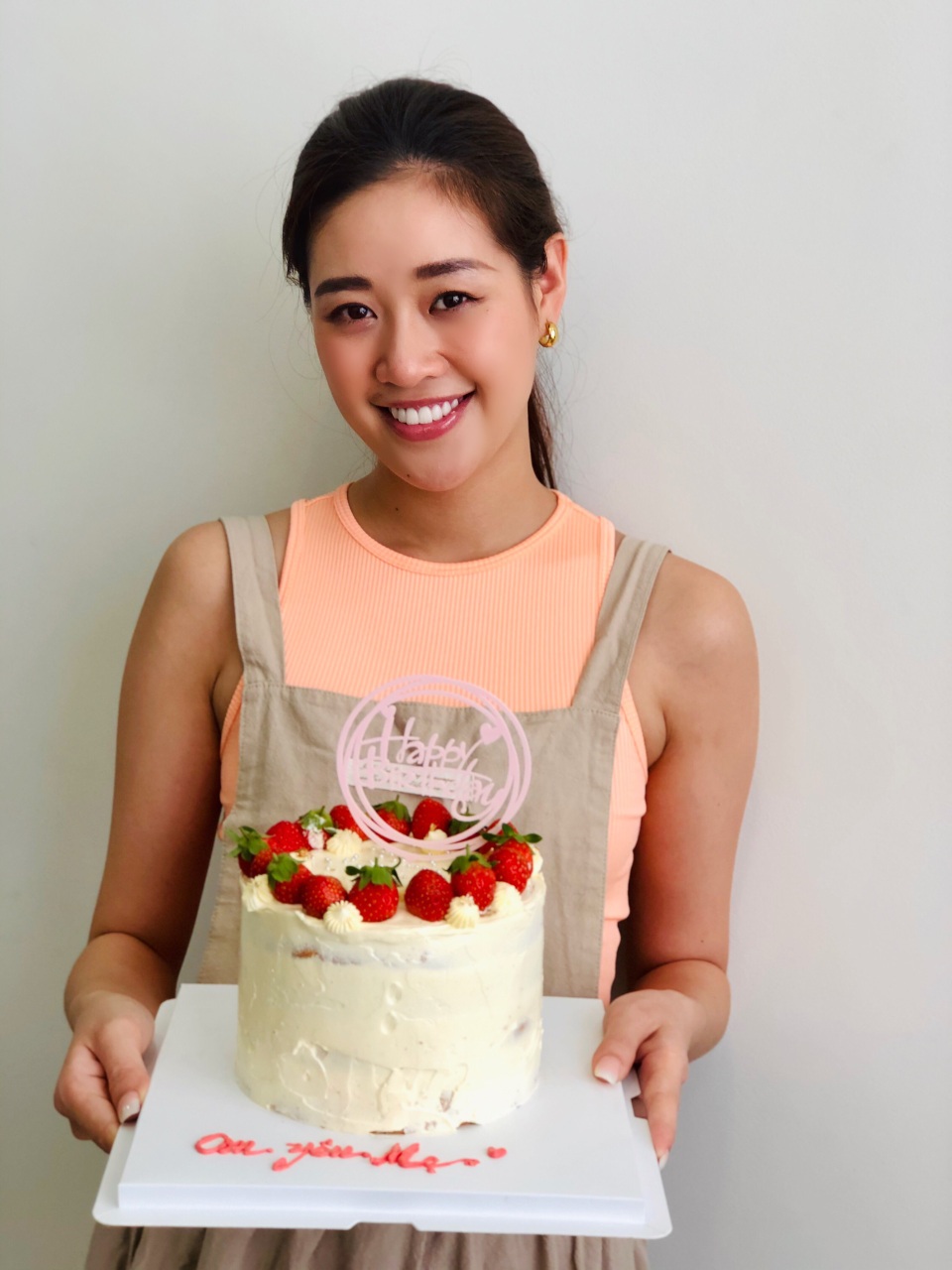 Hoa hậu Khánh Vân tự làm bánh sinh nhật mẹ vừa tình cảm, an toàn mùa dịch - 4 Hoa hậu Khánh Vân tự làm bánh sinh nhật mẹ vừa tình cảm, an toàn mùa dịch - 4
