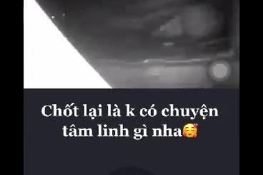 Người phụ nữ kiểm tra lại camera sau khi được cư dân mạng giải thích