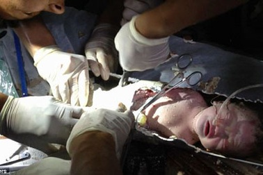 Cựu sao Chelsea muốn nhận nuôi em bé bị bỏ rơi trong ống nước thải