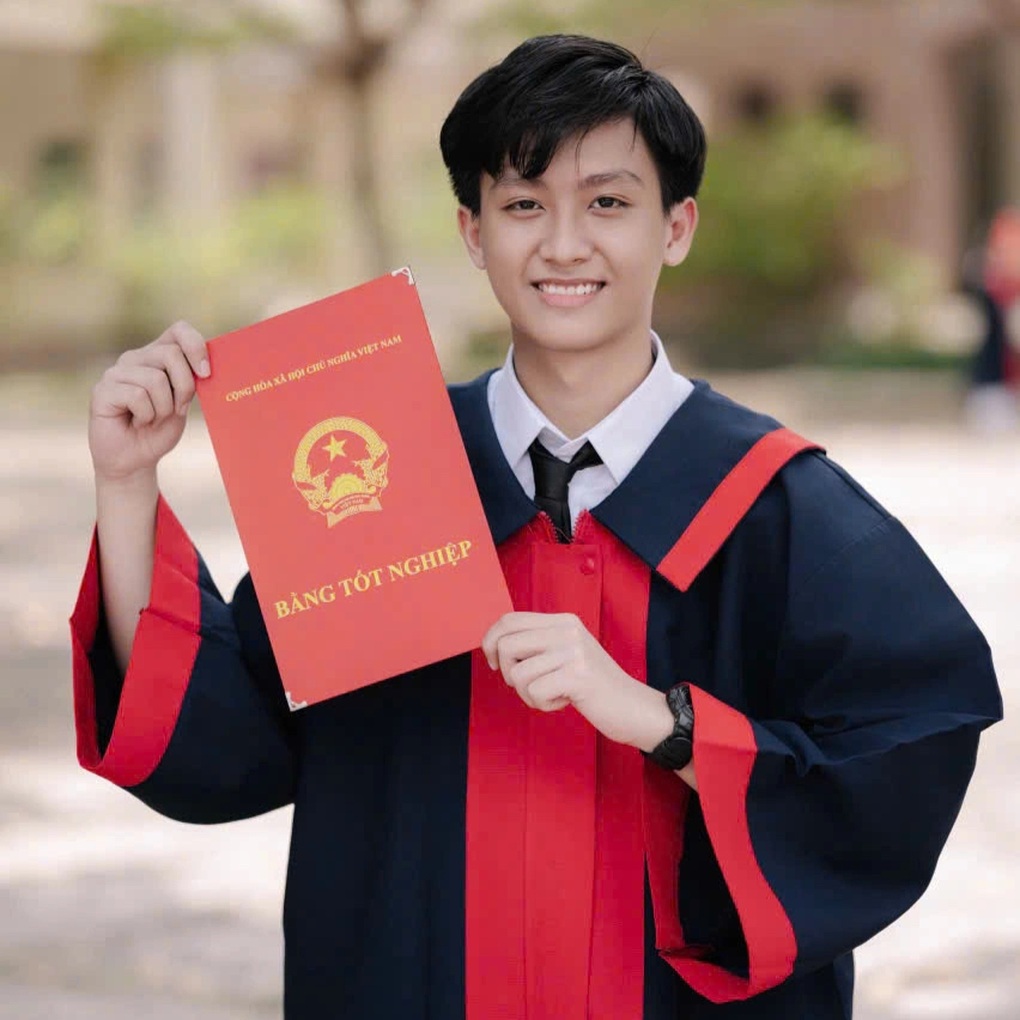 Chân dung 2 thủ khoa tỉnh Vĩnh Long, có em đạt 2 điểm 10 - 1