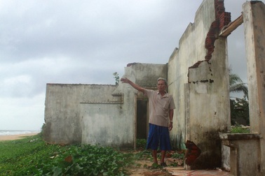 Quyết liều mạng bám trụ chờ biển... “nuốt” nhà!