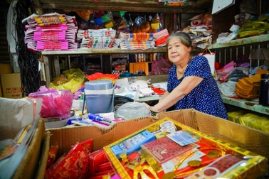 "Nhà lầu, xe hơi" ế ẩm, tiểu thương khóc ròng giữa chợ vì mùa vu lan lỗ vốn