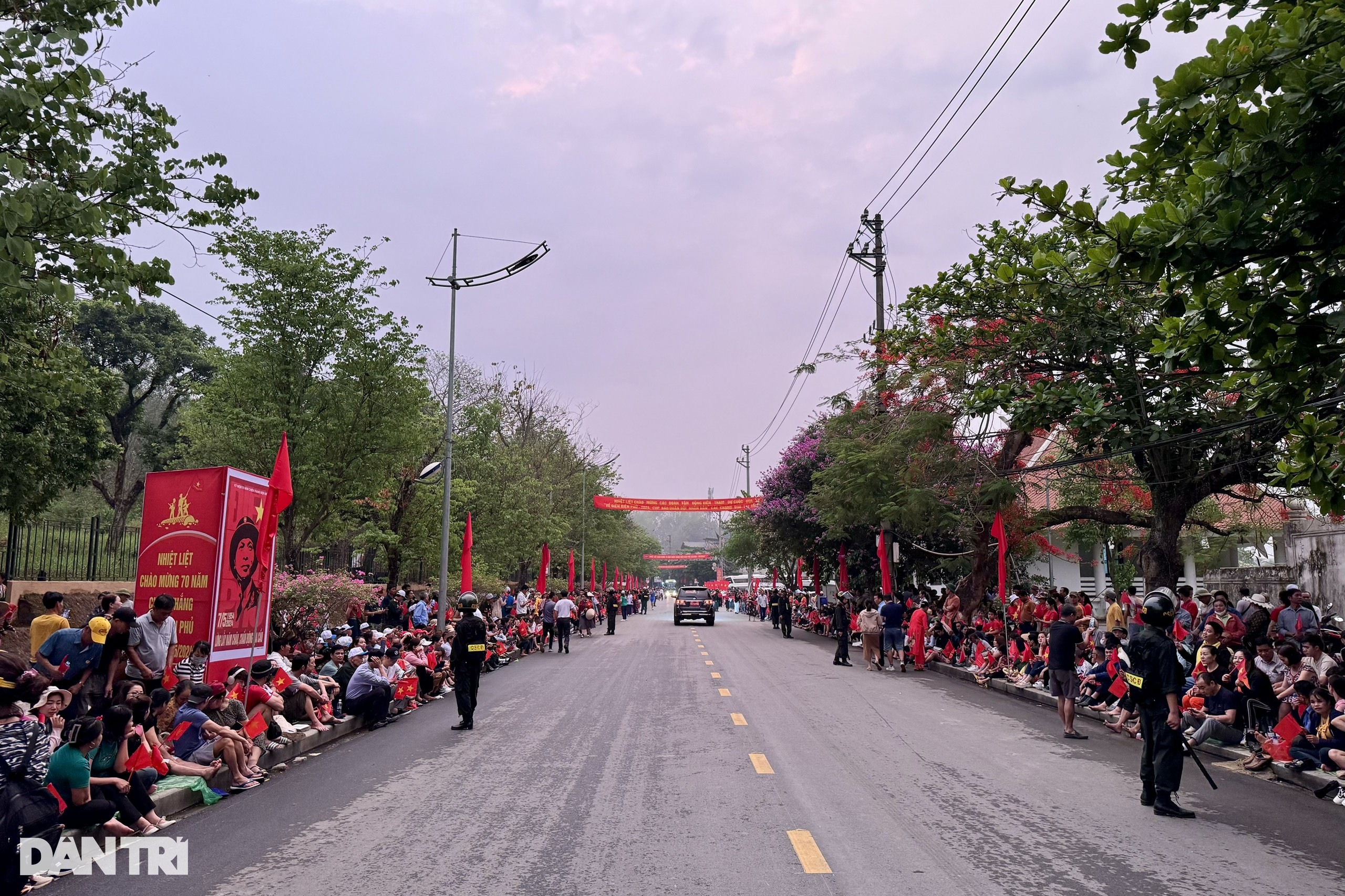 Xí chỗ từ 2h sáng, ăn cơm nắm muối vừng chờ xem cuộc diễu binh lịch sử - 1 Xí chỗ từ 2h sáng, ăn cơm nắm muối vừng chờ xem cuộc diễu binh lịch sử - 1