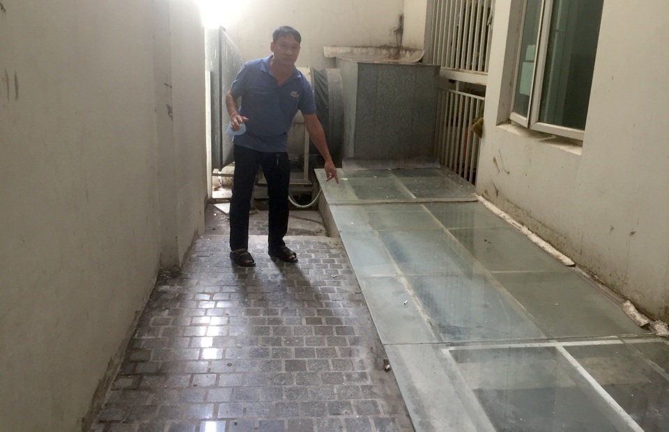 Công an kiểm tra lại hiện trường vụ tiến sĩ Bùi Quang Tín rơi lầu tử vong - 2 Công an kiểm tra lại hiện trường vụ tiến sĩ Bùi Quang Tín rơi lầu tử vong - 2