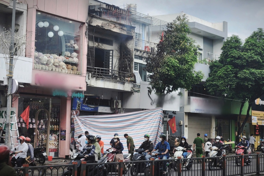 Cháy nhà ở TPHCM, 3 người kịp thoát nạn - 1 Cháy nhà ở TPHCM, 3 người kịp thoát nạn - 1