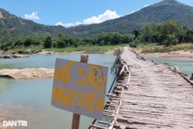 "Nín thở" lưu thông trên cây cầu tạm bắc qua sông Hà Thanh