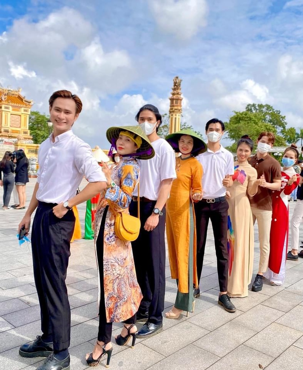 Điểm nhấn áo dài Huế tại Liên hoan Phim Việt Nam XXII - 8 Điểm nhấn áo dài Huế tại Liên hoan Phim Việt Nam XXII - 8