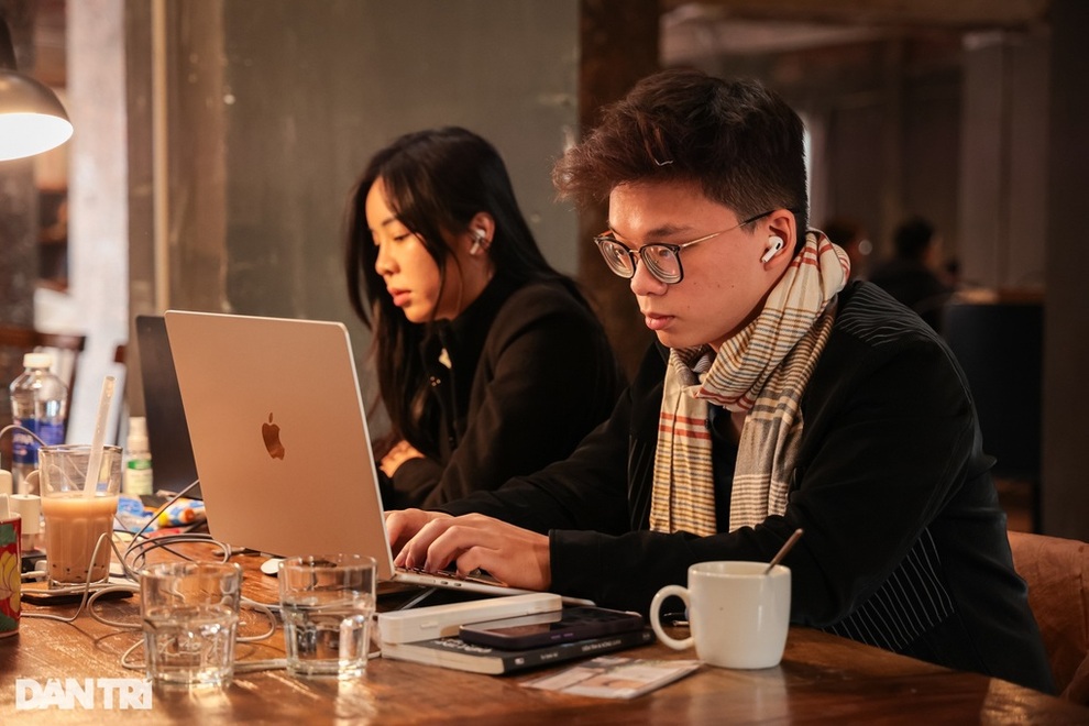 Customers order a cup of coffee and stay all day, how to deal with people who sit for a long time and order less? - 2 Khách gọi ly cà phê cắm rễ cả ngày, ứng xử sao với người ngồi lâu gọi ít? - 2
