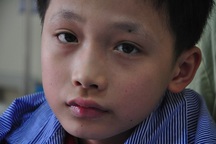 Xót xa cảnh bà ôm cháu bị ung thư vòm họng đi chữa bệnh để trốn đòn roi của ông