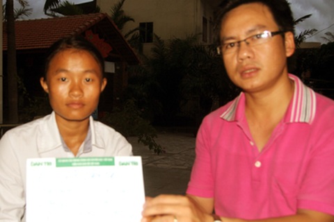 Nữ sinh dân tộc Thái tiếp tục nhận quà bạn đọc 