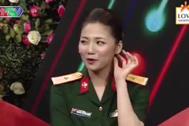 Hot girl Quân Y xinh đẹp ngượng ngùng khi trai lạ nắm tay trên truyền hình