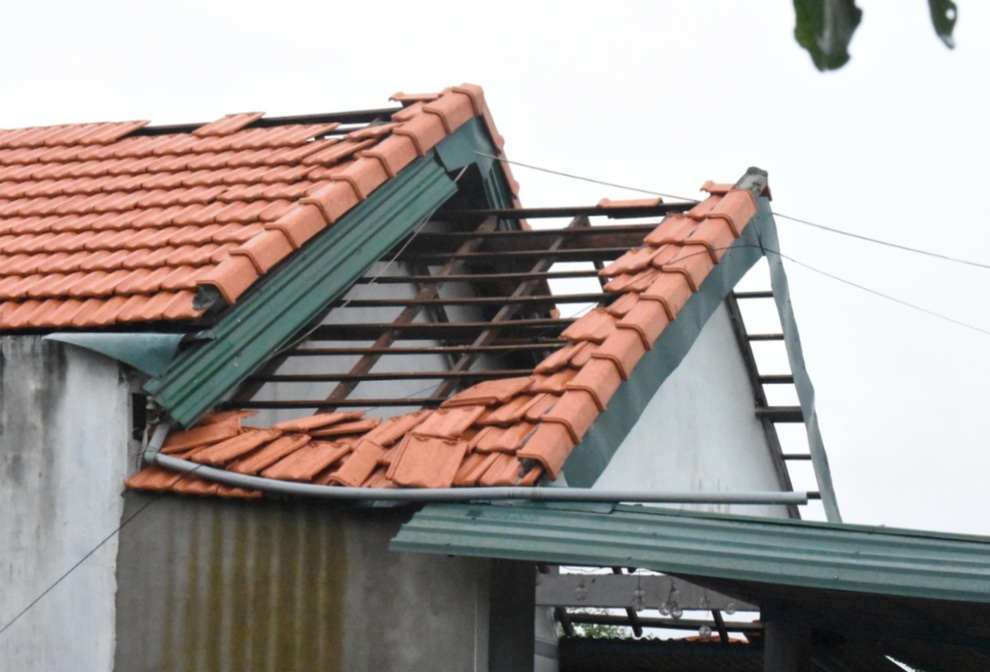 Lốc xoáy dữ dội thổi bay mái 50 nhà dân - 3 Lốc xoáy dữ dội thổi bay mái 50 nhà dân - 3