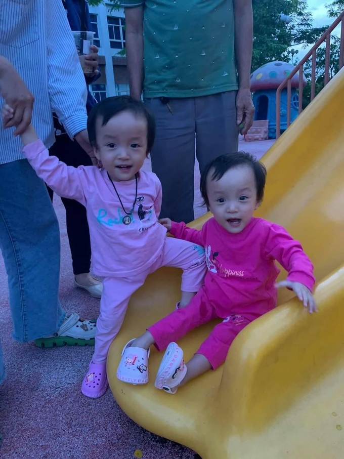 Cặp song sinh Trúc Nhi - Diệu Nhi: Diệu Nhi phẫu thuật để hoàn chỉnh đường tiêu hóa - Ảnh 3. Cặp song sinh Trúc Nhi - Diệu Nhi: Diệu Nhi phẫu thuật để hoàn chỉnh đường tiêu hóa - Ảnh 3.