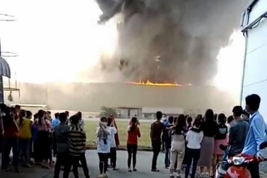 Cháy lớn trong Khu công nghiệp Sóng Thần 2, khói lửa bốc lên ngùn ngụt