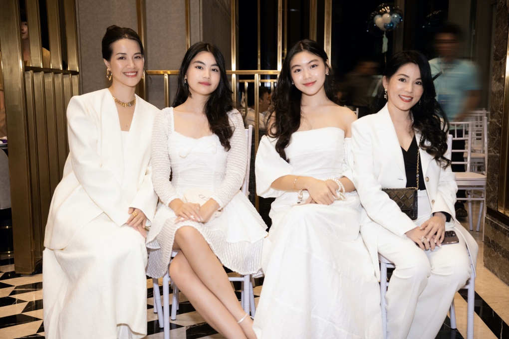 Hai con gái của Quyền Linh khoe nhan sắc đốn tim - 1 Hai con gái của Quyền Linh khoe nhan sắc đốn tim - 1