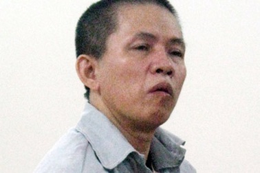 Dùng máy cắt cỏ “chém” cảnh sát giao thông 