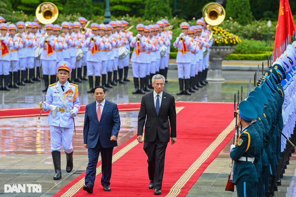 Thủ tướng Việt Nam chủ trì lễ đón Thủ tướng Lý Hiển Long