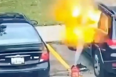 Video: Cô gái đốt xe bạn trai bên ngoài nhà nghỉ