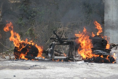 Xe bốc cháy dữ dội, chủ xe “bỏ của chạy lấy người”