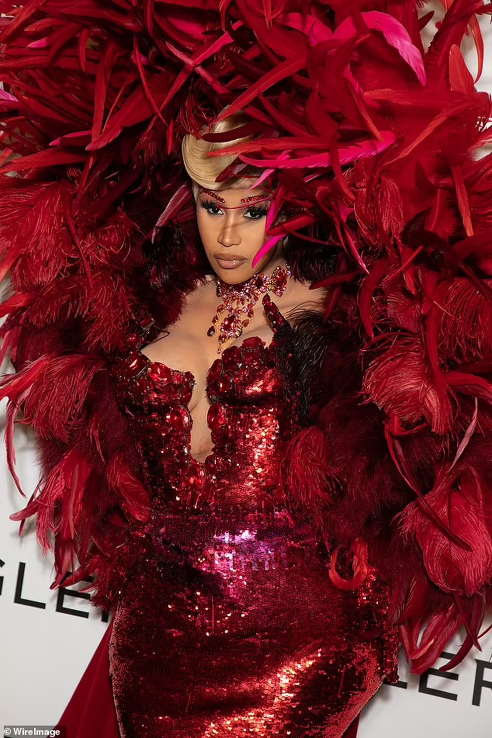 Cardi B xuất hiện ở tuần lễ thời trang Paris sau khi sinh con ít ngày - 2 Cardi B xuất hiện ở tuần lễ thời trang Paris sau khi sinh con ít ngày - 2