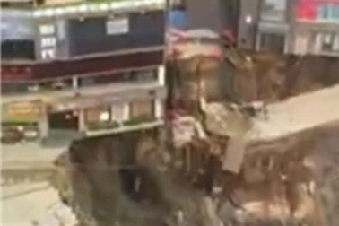 Hố tử thần nuốt chửng cả tòa nhà cao tầng