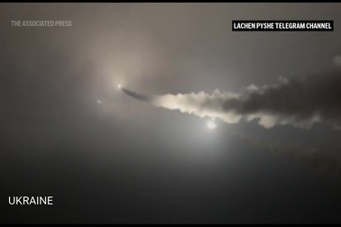 Khoảnh khắc Ukraine lần đầu phóng tên lửa tầm xa ATACMS vào lãnh thổ Nga