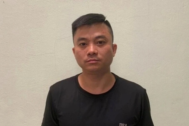 នគរបាលក្រុង Hai Phong រាយការណ៍ពីករណីអ្នកបើកបរគប់មន្ត្រីនគរបាលចរាចរណ៍លើក្រណាត់ - ១ Công an Hải Phòng thông tin vụ tài xế hất CSGT lên capo - 1