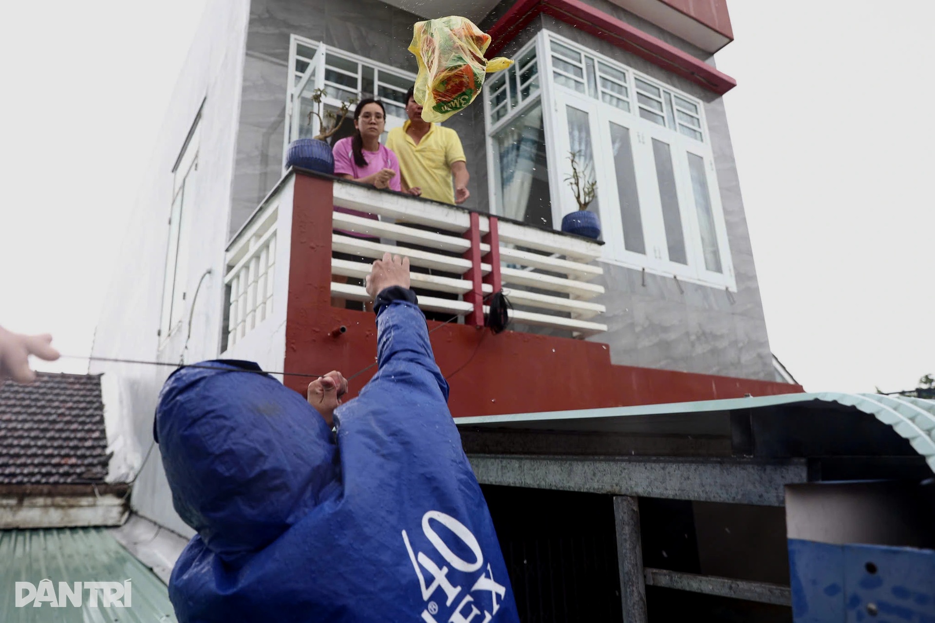 Những ánh mắt hoảng loạn trong dòng lũ vây vùng Phú Yên - 9