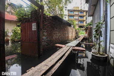 Cứ mưa là ngập, người dân dựng cầu khỉ ngay giữa Thủ đô