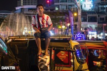 Người dân Campuchia leo thùng xe tải, ngồi nóc tuk tuk cổ vũ đội nhà