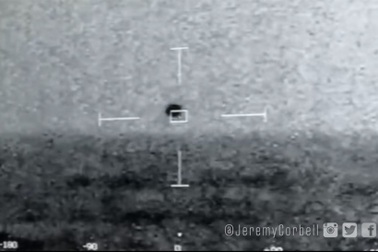 Hải quân Mỹ thu được hình ảnh UFO hình cầu bí ẩn lao xuống đại dương