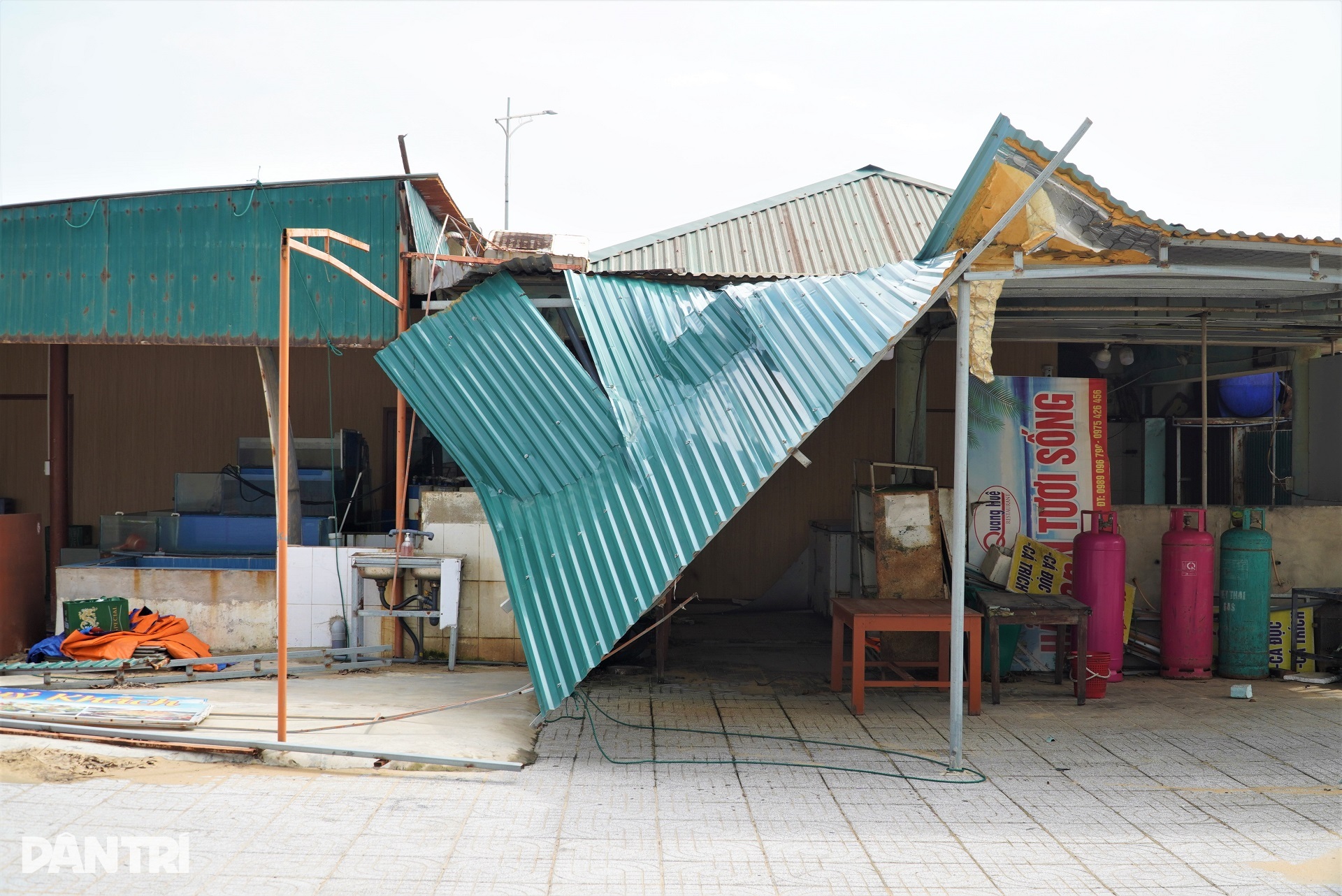 Biển Thiên Cầm vẫn tan tác, ngổn ngang sau bão lũ dồn dập - 3
