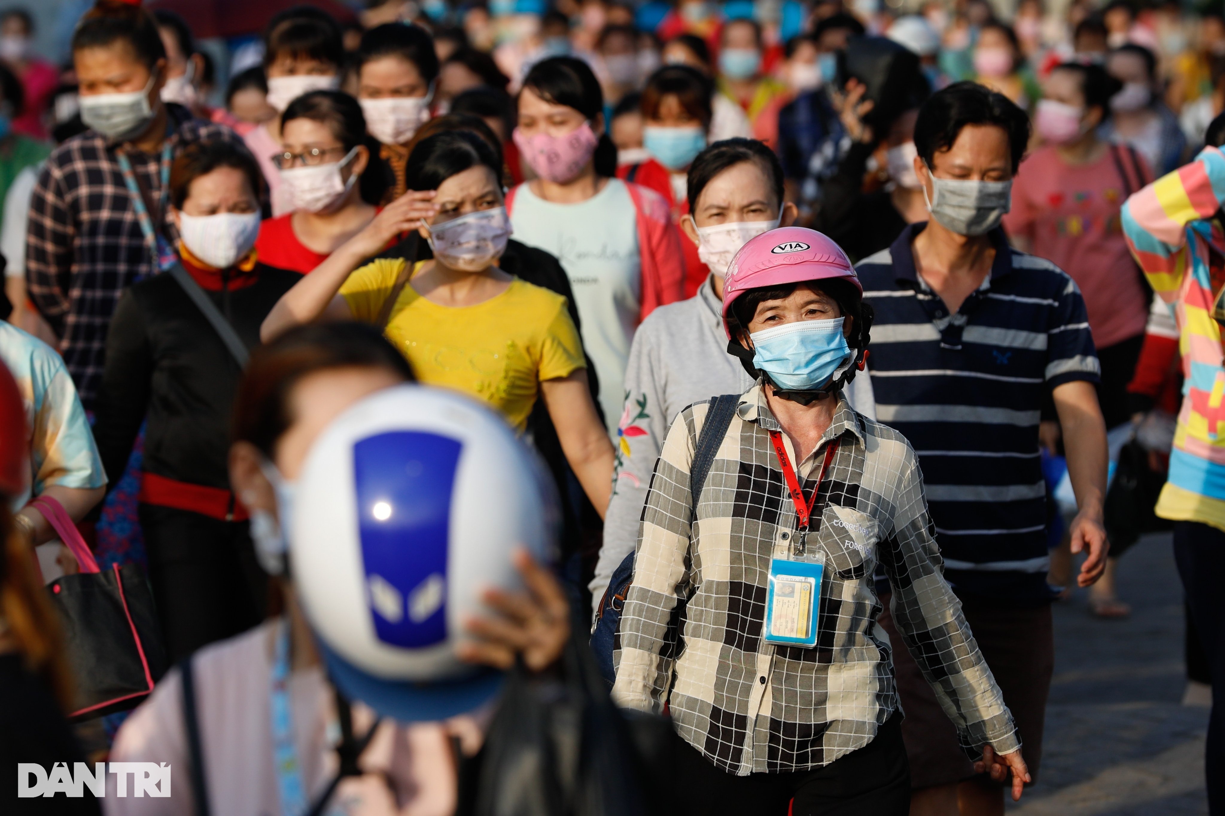Công nhân gạt nước mắt chạy xe ôm, làm giúp việc khi nhà máy đóng cửa - 1 Công nhân gạt nước mắt chạy xe ôm, làm giúp việc khi nhà máy đóng cửa - 1