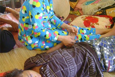 Nỗi niềm mẹ con cháu bé bị hành hạ như thời trung cổ