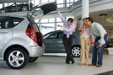 Khách mua ô tô "than khổ" vì khó vay trả góp, bị ép mua thêm bảo hiểm