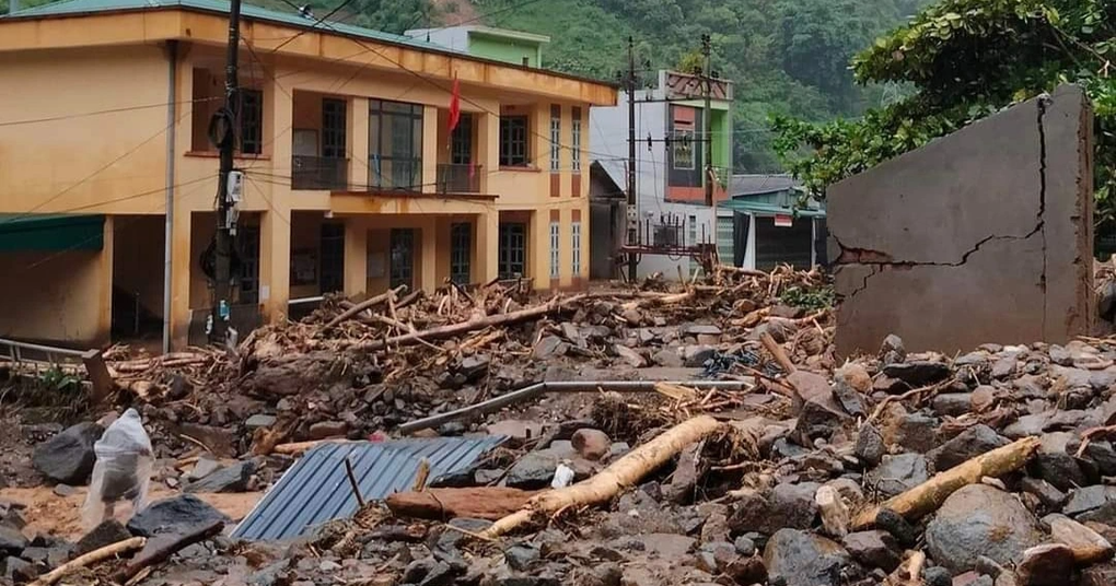 Toàn huyện Mù Cang Chải bị cắt điện, mưa lũ nuốt đường, cô lập cả xã - 5 Toàn huyện Mù Cang Chải bị cắt điện, mưa lũ nuốt đường, cô lập cả xã - 5