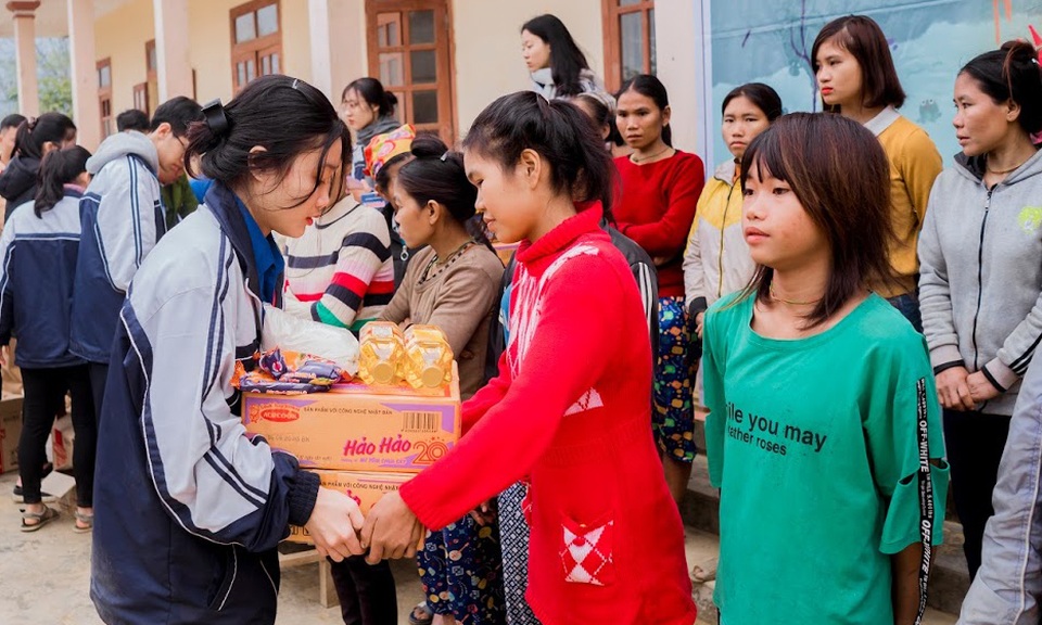 Đưa nắng ấm lên với bà con tộc người ngủ ngồi ngày cận Tết - 4 Đưa nắng ấm lên với bà con tộc người ngủ ngồi ngày cận Tết - 4