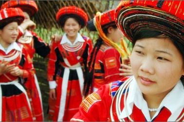 Đau xót khi nhìn trang phục dân tộc may bằng vải Trung Quốc